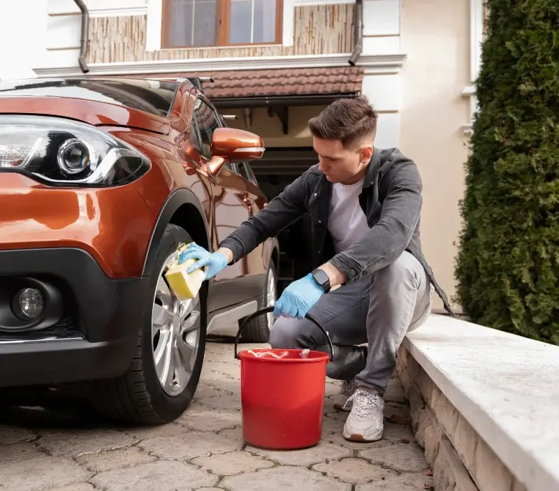 Lavage auto à domicile Montbéliard : professionnel intervenant sur un véhicule